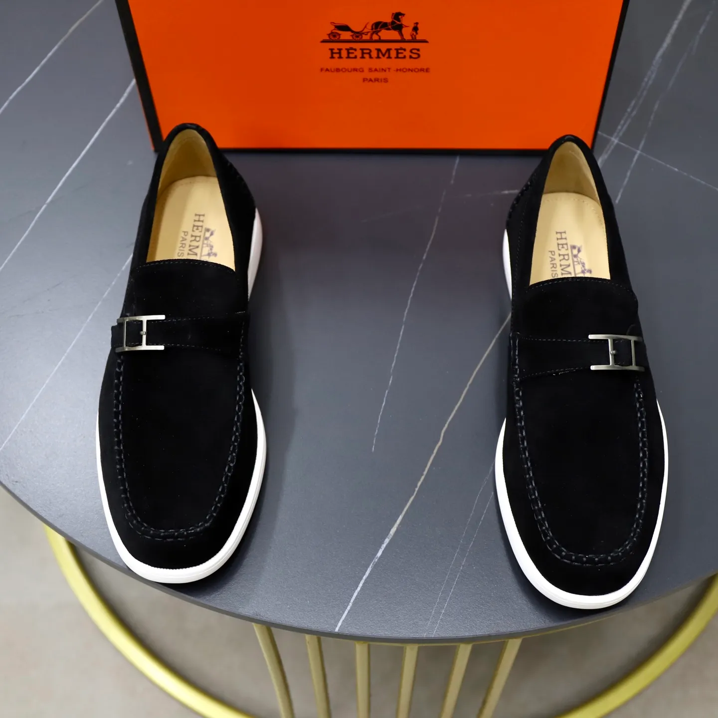 Ex-factory price: 540💰Hermès/Hermès slip-on men's shoes. This shoe is made of imported cow suede leather, with simple and smooth lines, and a 3CM rubber foam ultra-light sole combined with aerodynamic design! Youthful and fashionable, H button decoration, contrasting leather embellishment on the heel, calf lining to gently wrap your feet, with embossed logo cowhide feet, leather rock strips, casual and urban style, highlighting youthful vitality, sports and leisure version, super versatile Size number: 38-39-40-41-42-43-44 Standard leather shoe size (45 can be customized but does not support returns)